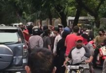 Video Detik-detik Beringasnya Pengantar Jenazah di Jalan Sunu, Korban Dosen yang Sedang Sakit Diduga Kekerasan oleh pengantar jenazah di Jalan Sunu, Kecamatan Tallo, Kota Makassar. Selasa, (14/12) oleh rombongan pengantar