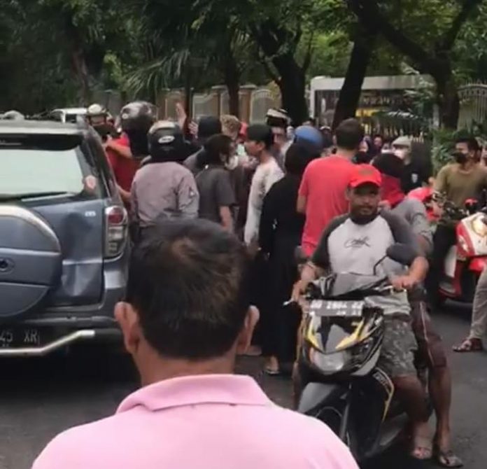 Diduga Kekerasan oleh pengantar jenazah di Jalan Sunu, Kecamatan Tallo, Kota Makassar. Selasa, (14/12) oleh rombongan pengantar