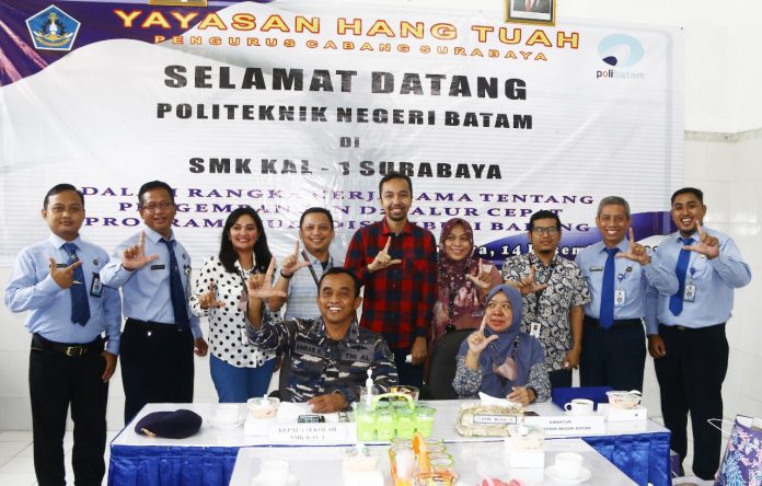 Sekolah Menengah Kejuruan Khusus Angkatan Laut SMK KAL-1 Surabaya dan Politeknik Negeri Batam menjalin kerjasama dalam bentuk nota kesepahamannnya (MoU) telah di tandatangani di hotel Harris Surabaya, Senin, (13/212/21)