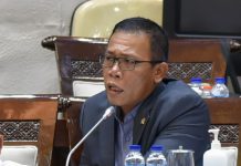 Komisi XI Kritisi Kinerja OJK yang Tak Optimal Anggota Komisi XI DPR RI Masinton Pasaribu saat mengikuti RDP Komisi XI DPR RI dengan Ketua Dewan Komisioner OJK Wimboh Santoso beserta jajaran di Gedung Nusantara I, Senayan, Jakarta, Senin (13/12/2021). Foto: Runi/Man