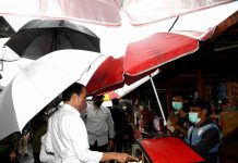 Presiden Jokowi Serahkan Bantuan Tunai bagi Pedagang di Pasar Kertek Wonosobo Presiden Jokowi beserta Ibu Negara Iriana Joko Widodo menyerahkan bantuan tunai untuk pedagang kaki lima dan warung di Pasar Kertek, Kabupaten Wonosobo, Provinsi Jawa Tengah, Selasa (14/12/2021). (Foto: BPMI Setpres/Rusman)