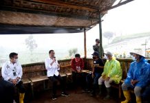 Presiden Jokowi Berkesempatan Dialog Bersama Petani Wonosobo Manfaat Lumbung Pangan bagi Mereka Presiden Jokowi berdialog dengan sejumlah petani di Desa Lamuk, Kecamatan Kalijajar, Kabupaten Wonosobo, Provinsi Jawa Tengah, Selasa (14/12/2021). (Foto: BPMI Setpres/Rusman)