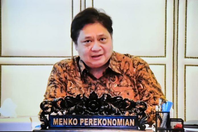 Menko Perekonomian Airlangga Hartarto  saat memberikan keterangan pers usai Rapat Terbatas mengenai Evaluasi PPKM secara daring, Senin (13/12/2021) sore. (Foto: Humas Setkab/Agung)