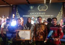 Pemkab Bulukumba Terima Anugerah Keterbukaan Informasi Publik Wakil Bupati didampingi Kadis Kominfo dan Persandian Pemkab Bulukumba saat menerima penghargaan yang dilaksanakan di The Rindra Hotel Makassar, Rabu (15/12).