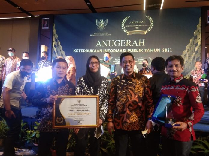 Wakil Bupati didampingi Kadis Kominfo dan Persandian Pemkab Bulukumba saat menerima penghargaan yang dilaksanakan di The Rindra Hotel Makassar, Rabu (15/12).