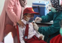 Vaksinasi Bagi Anak Usia 6-11 Tahun Dimulai Desember Ini, Wiku: Bukan Syarat Mutlak Mengikuti PTM Anak Sekolah Dasar Negeri (SDN) Rawa Buntu 3 menjalani penyuntikan vaksin Covid-19 tahap pertama jenis vaksin Sinovac di SDN Rawa Buntu 3, Serpong, Tangerang Selatan, Banten, Selasa (14/12/2021). Hari ini Perdana Vaksinasi Covid-19 untuk anak usia 6 sampai 11 tahun.