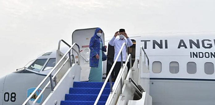 Wapres Ma’ruf Amin didampingi Ibu Wury Ma’ruf Amin bertolak ke Kabupaten Lumajang, Provinsi Jawa Timur, Kamis (16/12/2021. (Foto: BPMI Setwapres)