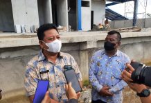 Dua Warga Menolak Ganti Rugi Lahan, Lurah dan Camat Minta Pihak Terkait Turun Tangan Camat Marusu Suwardi (kiri) didampingi Kepala Desa Marumpa Bakri Saleh memberikan keterangan di lokasi pembangunan stasiun kereta api jalur Makassar-Parepare di Desa Marumpa, Kecamatan Marusu, Kabupaten Maros, Kamis (16/12/2021). foto: istimewa