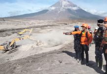 TNI AL dan SAR Gabungan Terus Laksanakan Pencarian Korban Erupsi Semeru Tim Satgas Kemanusiaan Pangkalan TNI AL Banyuwangi Bersama Tim SAR Gabungan, terus melaksanakan pencarian terhadap korban erupsi gunung Semeru.