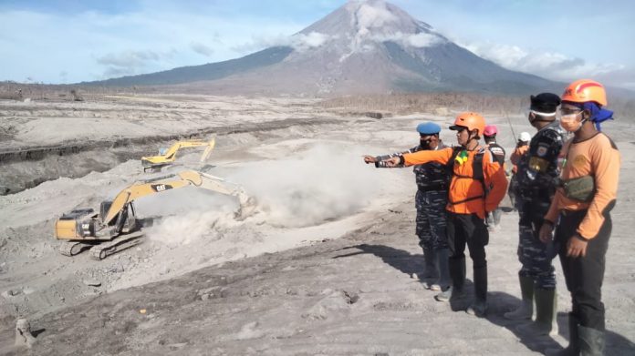 Tim Satgas Kemanusiaan Pangkalan TNI AL Banyuwangi Bersama Tim SAR Gabungan, terus melaksanakan pencarian terhadap korban erupsi gunung Semeru.