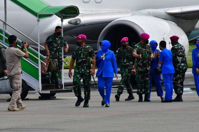 Komandan Korps Marinir (Dankormar) Mayor Jenderal TNI (Mar) Suhartono, M. Tr. (Han) didampingi Ketua Gabungan Jalasenastri Korps Marinir Ny. Etta Suhartono beserta Staf tiba di Kabupaten Merauke. Rabu, (15/12)