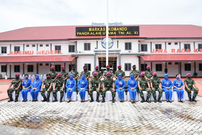 Danlantamal XI Merauke Brigjen TNI (Mar) Edi Prakoso, S.E. beserta Staf mengantar keberangkatan Komandan Korps Marinir (Dankormar) Mayor Jenderal TNI (Mar) Suhartono, M. Tr. (Han) dan Ketua Gabungan Jalasenastri Korps Marinir Ny. Etta Suhartono