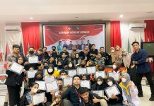 Jadikan Laboratorium Pemilu, Mahasiswa di Dua Kampus Ternama Belajar di KPU Makassar Mahasiswa KKP Fisip Universitas Muhammadiyah Makassar beserta Mahasiswa Magang Fakultas Hukum UMI Sukses laksanakan Sekolah Pemilih Pemula di Kantor KPU Kota Makassar dengan tema "Optimalisasi Peran Pemilih pemula Menyongsong Pemilu 2024. Rabu (15/12/21).