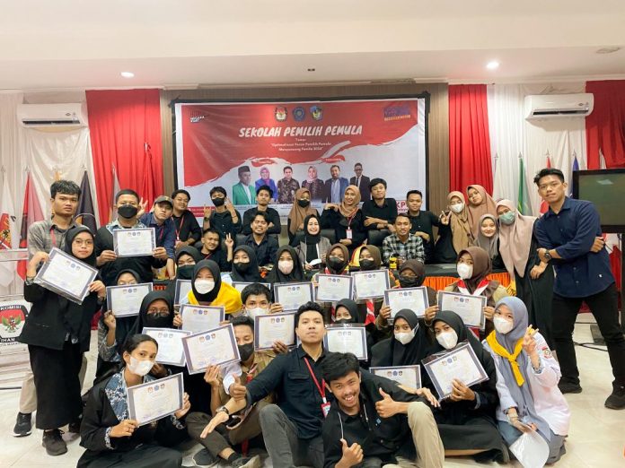 Mahasiswa KKP Fisip Universitas Muhammadiyah Makassar beserta Mahasiswa Magang Fakultas Hukum UMI Sukses laksanakan Sekolah Pemilih Pemula di Kantor KPU Kota Makassar dengan tema 