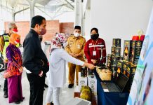 Presiden dan Ibu Iriana Beli Batik Hingga Lukisan Karya UKM Blora Presiden Jokowi didampingi Ibu Negara Iriana Joko Widodo saat membeli batik hingga lukisan karya UKM Blora. (Foto: BPMI Setpres/Laily Rachev)