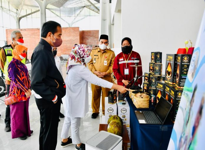 Presiden Jokowi didampingi Ibu Negara Iriana Joko Widodo saat membeli batik hingga lukisan karya UKM Blora. (Foto: BPMI Setpres/Laily Rachev)