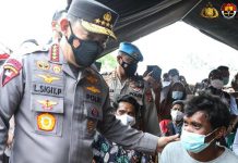Selama Arus Mudik, Polri Siapkan Posko Vaksinasi COVID-19 Kapolri Jenderal Polisi Listyo Sigit Prabowo saat memantau kegiatan vaksinasi dibeberapa daerah di Indonesia (Properti Humas Mabes Polri)