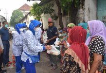 Korcab V Daerah Jalasenastri Armada II Gelar Kegiatan Jumat Berkah Ketua Korcab V Daerah Jalasenastri Armada (DJA) II Ny. Yanti Yoos Suryono Hadi didampingi pengurus, melaksanakan Jum’at Berkah di Jl. Kalisosok Kelurahan Krembangan Selatan. Jumat (17/12).