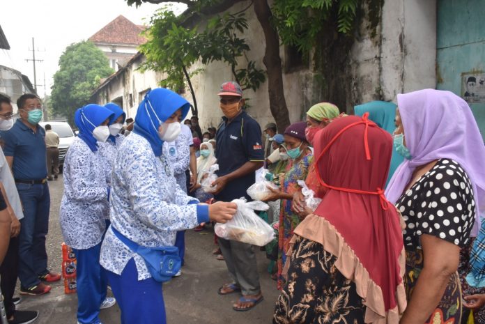 IMG-20211217-WA0102 Ketua Korcab V Daerah Jalasenastri Armada (DJA) II Ny. Yanti Yoos Suryono Hadi didampingi pengurus, melaksanakan Jum’at Berkah di Jl. Kalisosok Kelurahan Krembangan Selatan. Jumat (17/12).