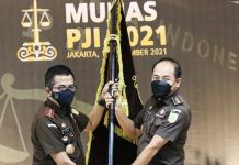 Munas Persatuan Jaksa Indonesia, Amir Yanto Terpilih Ketua PJI Dr Amir Yanto saat menerima pataka usai pelaksanaan Munas PJI di Lantai 10 Gedung Kartika Adhyaksa, Kebayoran Baru Jakarta Selatan. Jumat, (17/12)