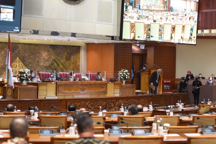 IMG-20211217-WA0108 Komisi V DPR RI bahas RUU Tentang Perubahan Kedua Atas UU Nomor 38 Tahun 2004 Tentang Jalan Kepada Ketaua DPR RI Puan Maharani dalam Rapat Paripurna Masa Persidangan II Tahun Sidang 2021-2022. di Gedung Nusantara II, Senayan, Jakarta, Kamis (16/12/2021). Foto: Jaka/Man