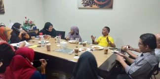 Bedah Buku KGL Hadirkan Sekjend Penpro dan Satgas Literasi Kemdikbud Sekjend Penpro Pusat Bachtiar Adnan Kusuma bersama Satgas Literasi Kemendikbud Yanuardi Syukur bicara literasi di depan guru guru Literat Kota Makassar