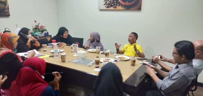 Sekjend Penpro Pusat Bachtiar Adnan Kusuma bersama Satgas Literasi Kemendikbud Yanuardi Syukur bicara literasi di depan guru guru Literat Kota Makassar