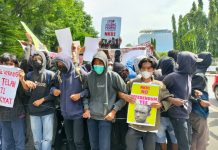 Waket Karang Taruna Sulsel Hentikan Aksi Mahasiswa Pro Papua Merdeka di Hari Peringatan Trikora Aliansi Mahasiswa Papua front Rakyat Indonesia untuk West Papua (FRI-WP) dan Asosiasi Mahasiswa Pegunungan Tengah Papua Indonesia, saat menggelar aksi di Jl. Jenderal Sudirman Makassar, Monumen Mandala.l dibubarkan oleh ormas Karang Taruna Sulsel dan BMI
