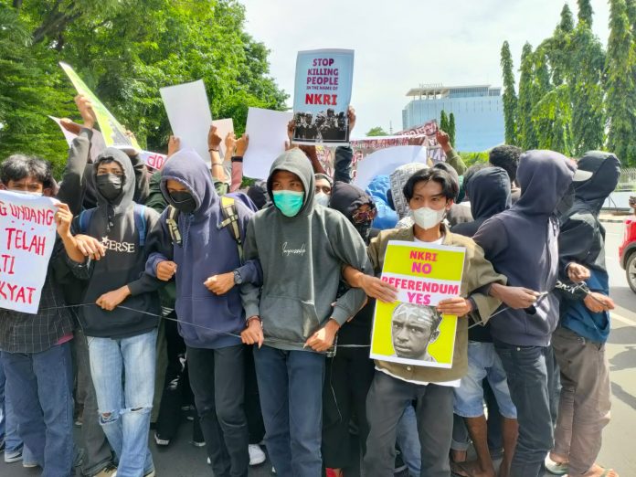 Aliansi Mahasiswa Papua front Rakyat Indonesia untuk West Papua (FRI-WP) dan Asosiasi Mahasiswa Pegunungan Tengah Papua Indonesia, saat menggelar aksi di Jl. Jenderal Sudirman Makassar, Monumen Mandala.l dibubarkan oleh ormas Karang Taruna Sulsel dan BMI