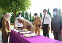 Pemkab Bulukumba Potong 2.5 Persen Gaji ASN, Wajibkan Zakat Profesi Bupati Bulukumba Muchtar Ali Yusuf bersama Kepala Cabang Bank Sulselbar Bulukumba, Rio Subagio di halaman Kantor Bupati Bulukumba di sela Apel Gabungan OPD, Senin 20 Desember 2021. Mendatangani menandatangani Nota Kesepakatan dengan Badan Amil Zakat Nasional (Baznas)