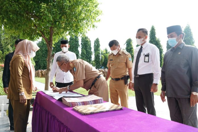 Bupati Bulukumba Muchtar Ali Yusuf bersama Kepala Cabang Bank Sulselbar Bulukumba, Rio Subagio di halaman Kantor Bupati Bulukumba di sela Apel Gabungan OPD, Senin 20 Desember 2021. Mendatangani menandatangani Nota Kesepakatan dengan Badan Amil Zakat Nasional (Baznas)