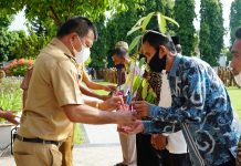 Bupati Andi Utta Serahkan Bibit Durian Musangking 7.620 pohon Bupati Bulukumba menyerahkan secara simbolis bibit durian kepada 5 kelompok tani di Desa Jojjolo Kecamatan Bulukumpa, di halaman Kantor Bupati Bulukumba, Senin 20 Desember 2021.