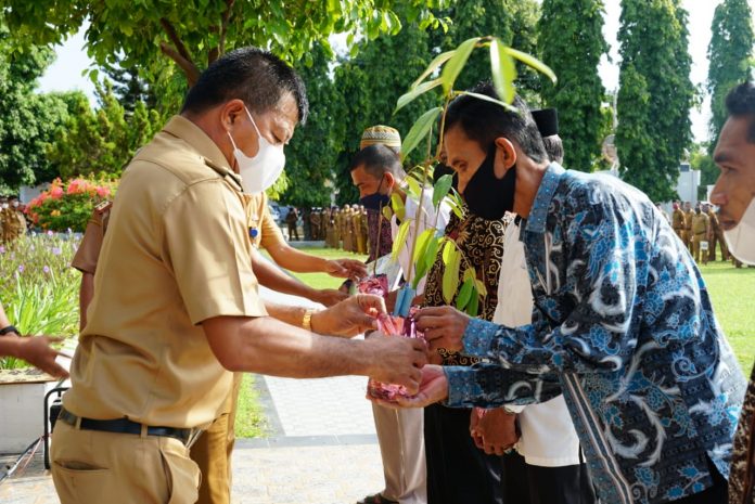 Bupati Bulukumba menyerahkan secara simbolis bibit durian kepada 5 kelompok tani di Desa Jojjolo Kecamatan Bulukumpa, di halaman Kantor Bupati Bulukumba, Senin 20 Desember 2021.