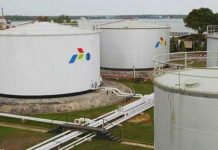 Stok BBM di Indonesia Tersisa 21 Hari Lagi, PT Pertamina Minta Masyarakat Tidak Panik Kilang penampungan BBM Avtur di Bandara Internasional Sultan Hasanuddin di Makassar.