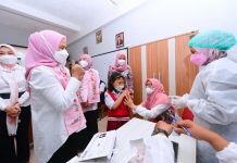 Ibu Negara Tinjau Vaksinasi Anak dan Serahkan Bantuan Sosial Ibu Iriana Joko Widodo dan Ibu Wury Ma’ruf Amin bersama sejumlah anggota OASE KIM saat meninjau vaksinasi COVID-19 bagi anak-anak usia 6-11 tahun, di SDN 196 Sukarasa, Kota Bandung, Provinsi Jawa Barat, Selasa (21/12/2021). (Foto: BPMI Setpres/Muchlis)