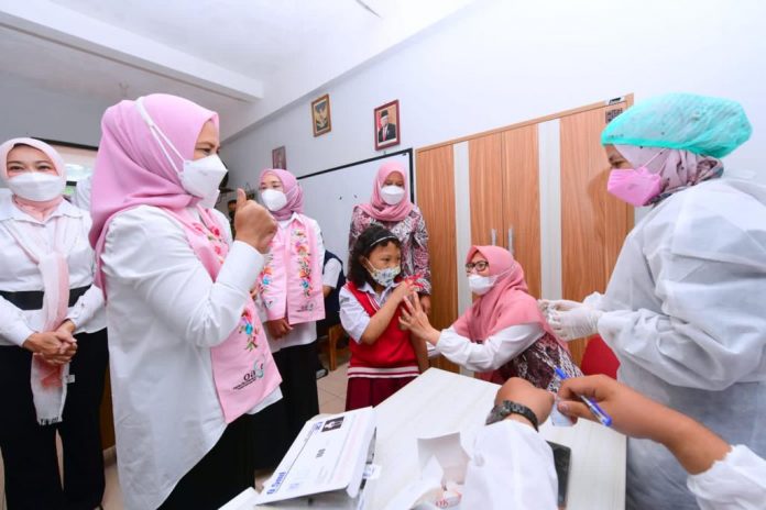 Ibu Iriana Joko Widodo dan Ibu Wury Ma’ruf Amin bersama sejumlah anggota OASE KIM saat meninjau vaksinasi COVID-19 bagi anak-anak usia 6-11 tahun, di SDN 196 Sukarasa, Kota Bandung, Provinsi Jawa Barat, Selasa (21/12/2021). (Foto: BPMI Setpres/Muchlis)