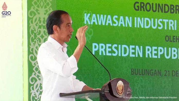 Presiden Jokowi saat menyampaikan arahan terkait groundbreaking pembangunan Kawasan Industri Hijau Indonesia, di Bulungan, Kaltara, Selasa (21/12/2021). (Foto: BPMI Setpres/Laily Rachev)