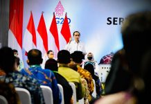 Presiden Jokowi Serahkan Sertifikat Hak Atas Tanah bagi Masyarakat di Kaltara Presiden Jokowi menyerahkan sertifikat hak atas tanah untuk rakyat di Gedung Tenis Tertutup Telaga Keramat, Kota Tarakan, Provinsi Kalimantan Utara, Selasa (21/12/2021). (Foto: BPMI Setpres/Laily Rachev)