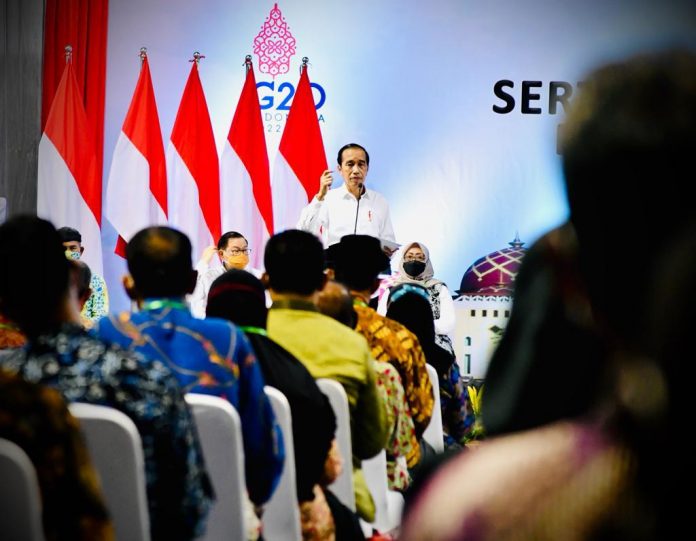 Presiden Jokowi menyerahkan sertifikat hak atas tanah untuk rakyat di Gedung Tenis Tertutup Telaga Keramat, Kota Tarakan, Provinsi Kalimantan Utara, Selasa (21/12/2021). (Foto: BPMI Setpres/Laily Rachev)