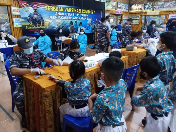 Anak usia 6-11 tahun yang berada di SD Hang Tuah 10 Juanda. Saat menerima vaksinasi Covid-19