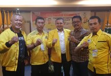 Eks Ketua OKK Partai Demokrat Hengkang ke DPD II Partai Golkar Makassar Kiri Syamsir Saeni eks Ketua PAC Panakukang, Syarifuddin Dg Jarre OKK DPC partai demokrat, Ketua DPD II Golkar Makassar H. Munafri Arifuddin, Syarif eks Ketua PAC Demokrat Mamajang, Heri Dg Emba Eks PAC Mariso saat usai terpilih dalam Muscam X DPD II Golkar Makassar yang berlangsung di Hotel Grand Celino Jl. Lanto Daeng Pasewang, Mamajang, Kota Makassar. Rabu, (22/12).