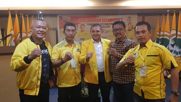 Kiri Syamsir Saeni eks Ketua PAC Panakukang, Syarifuddin Dg Jarre OKK DPC partai demokrat, Ketua DPD II Golkar Makassar H. Munafri Arifuddin, Syarif eks Ketua PAC Demokrat Mamajang, Heri Dg Emba Eks PAC Mariso saat usai terpilih dalam Muscam X DPD II Golkar Makassar yang berlangsung di Hotel Grand Celino Jl. Lanto Daeng Pasewang, Mamajang, Kota Makassar. Rabu, (22/12).