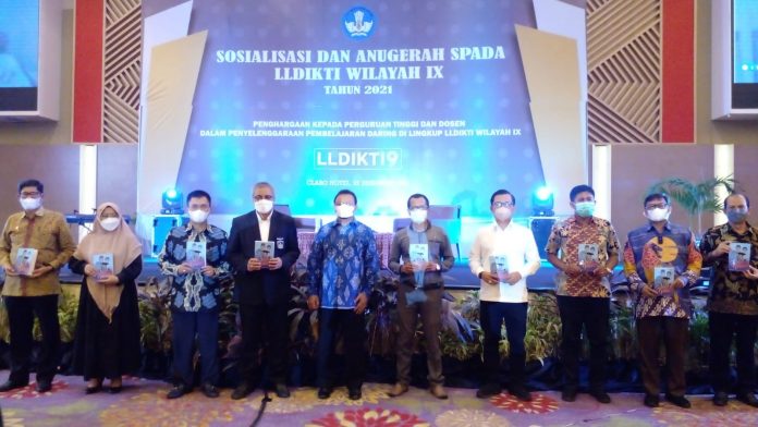 Penghargaan kepada sejumlah Kampus terbaik berlangsung di Hotel Claro Makassar, Rabu (22/12/2021) malam.