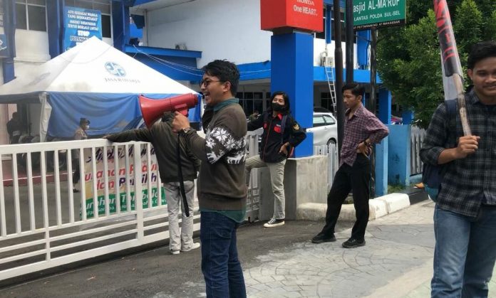 Gerakan Mahasiswa Bersatu (GMB) Sulawesi Selatan saat melakukan aksi demostrasi pada kesempatan lainnya.