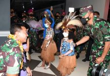Danlantamal XI Terima Kunjungan Panglima TNI Panglima TNI Jendral Andika Perkasa saat disambut Komandan Pangkalan Utama TNI AL, Danlantamal XI, Brigjen Mar Edy Prakoso, di Mako Lantamal, Merauke. Rabu, (22/12) malam.