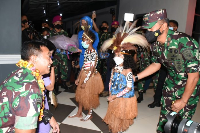 IMG-20211223-WA0073 Panglima TNI Jendral Andika Perkasa saat disambut Komandan Pangkalan Utama TNI AL, Danlantamal XI, Brigjen Mar Edy Prakoso, di Mako Lantamal, Merauke. Rabu, (22/12) malam.
