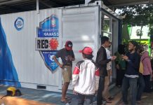 Warga Antri di Kontainer Recover Makassar, Azis: Tercatat 80 Persen Warga Manuruki Sudah Menerima Vaksin Covid19 Warga Manuruki saat antri di Kontainer Makassar Recover, yang berada di Taman Man Model Kemenag, Jalan Sultan Alauddin kota Makassar. Jumat, (25/12)