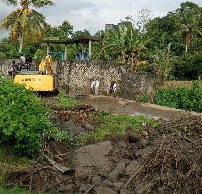 Alat berat milik bupati Bulukumba saat mengangkut sedimentasi dari Bendungan Balangtieng Desa Balong, Kecamatan Ujungloe, Bulukumba. Kamis, (23/12)