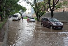 Jalan Tun Abdul Razak Bak Banjir di Malaysia, Ibrahim: Plt Gubernur dan DPRD Sulsel Tidak Peduli Kondisi terkini Jalan Tun Abdul Razak yang berada di perbatasan Kota Makassar dan Kabupaten Gowa. Jumat, (24/12)