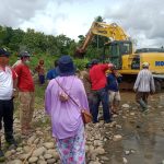 Bupati Bulukumba Tinjau Pengerukan di Bendungan Balangtieng, Andi Utta: Saya Proses Hukum Penambang Liar Bupati Bulukumba saat meninjau pekerjaan pengerukan sedimentasi di Bendungan Balangtieng, di Desa Balong, Kecamatan Ujungloe, Kabupaten Bulukumba, Provinsi Sulawesi Selatan. Ahad, (26/12)